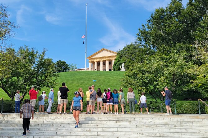 4-Hour Guided Tour in Spanish to Discover Washington DC - George Washington Monument and the Pentagon, seen from the road