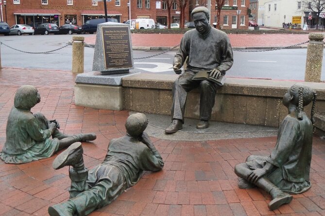 Awesome Scavenger Hunt: Annapolis Red Bricks & Blue Views - How the Lets Roam hunt works in Annapolis