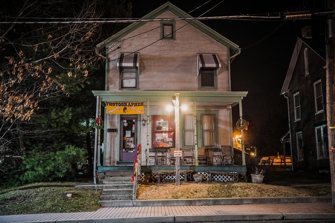 Civil War Ghosts: Echoes of the Fallen Gettysburg Ghost Tour - Where you start: The Brickhouse Inn frontyard and lantern timing