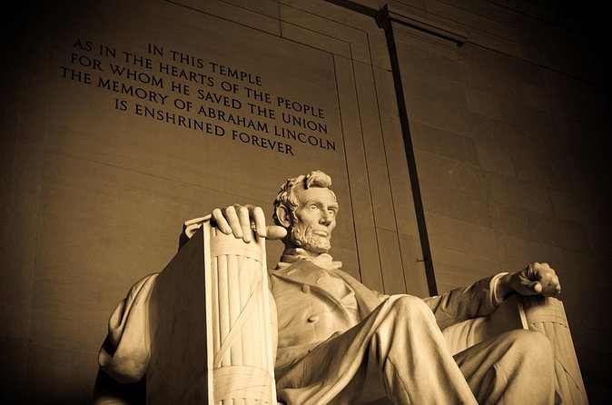 DC Lights Night Tour - Lincoln Memorial at night: moving views, tight timing