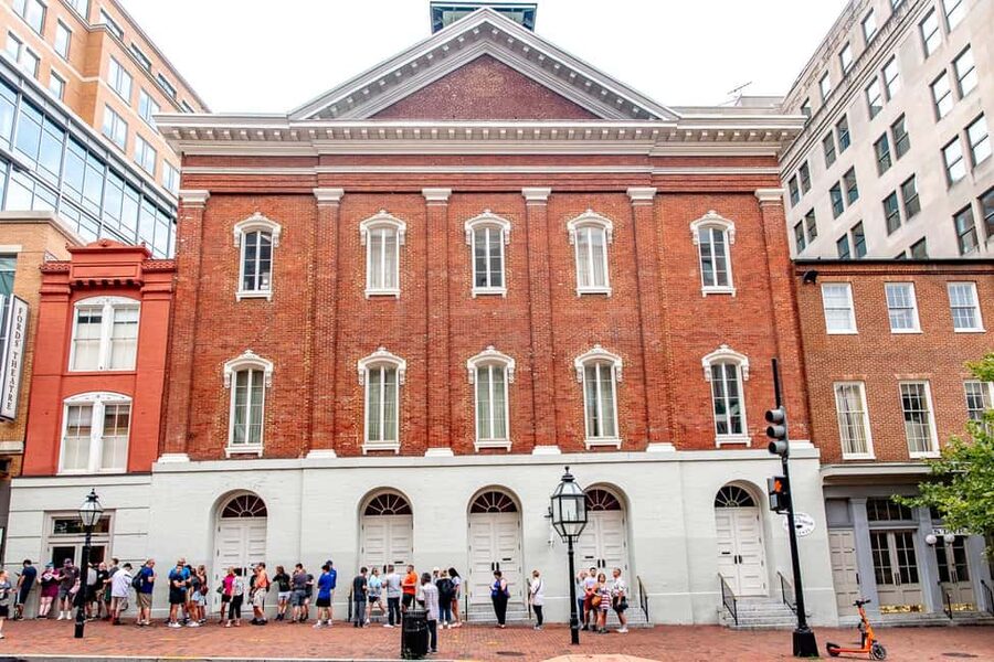 DC: Lincoln Assassination Walking Tour with Ford's Theatre - Starting at 400 7th St NW, you get oriented fast