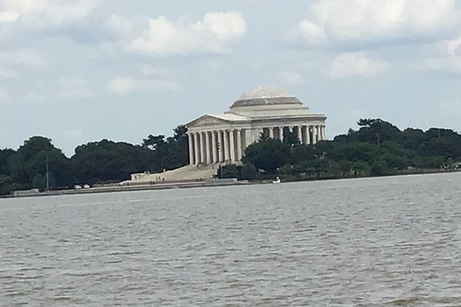 DC Monuments & Memorials Guided Minibus City Tour - Stop 4: National World War II Memorial and the 56 Pillars Effect