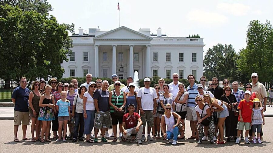 DC: White House, National Mall and Lincoln Memorial Tour - White House photo stops from the north and south sides
