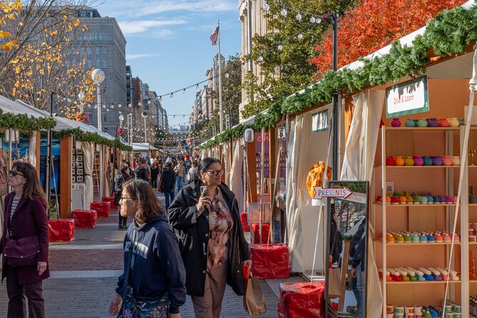 Downtown DC Holiday Tour: Lights, Decorations & Festive Cheer - Oldest hotel and Old Ebbitt Grill: why the guide changes the whole experience