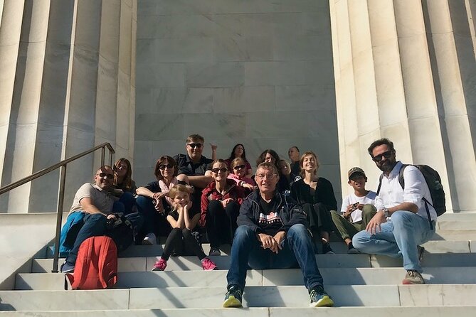 Guided tour in French of the Essentials of Washington - WWII Memorial: why the Atlantic and Pacific details hit harder