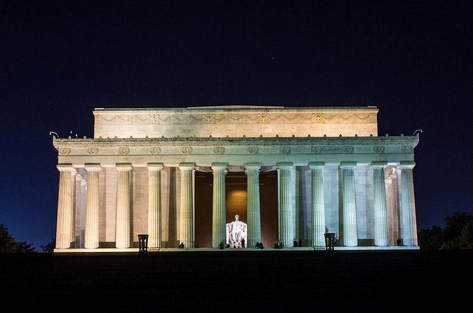 Monuments and Memorials Night Walking Tour - Ending where the moment lands: Lincoln Memorial