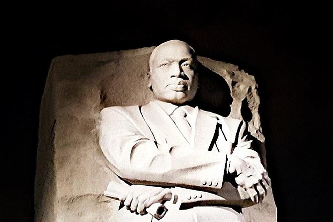Private Night-Time Monuments Tour of DC for up to 10 Guests - Stop 1, the U.S. Capitol: quick photos with big symbolism