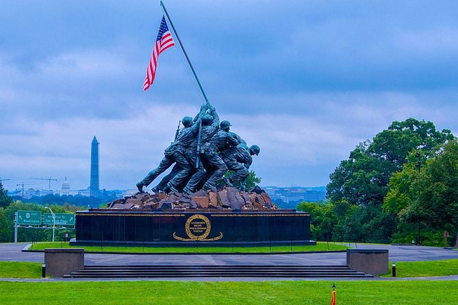 Small Group Monuments Tour with Changing of the Guard - WWII through Washington Monument: the memorial core, timed for photos