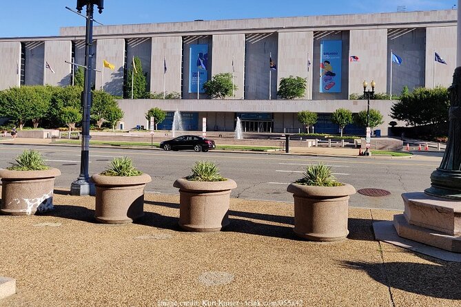 Two Smithsonian Museums Private Tour: American & Natural History - Crowds, noise, and the reality of two huge museums