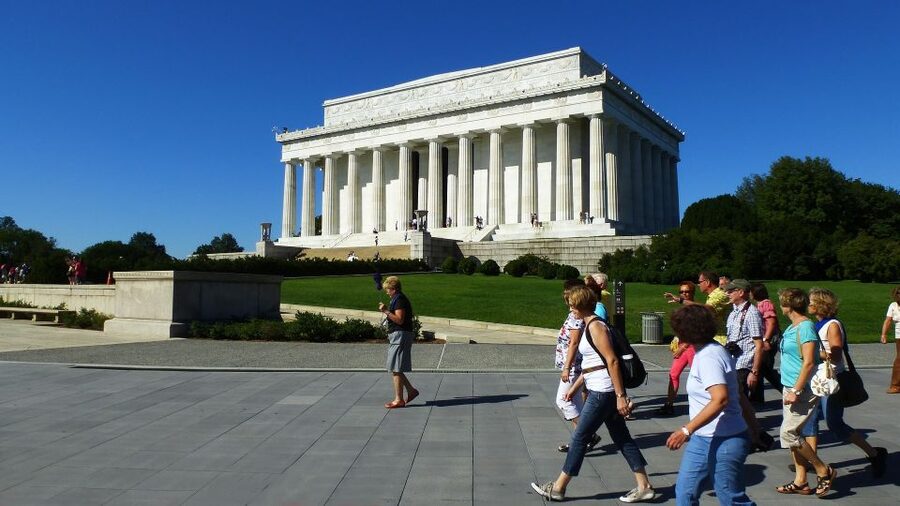 Washington DC: Cherry Blossom Walking Tour - Jefferson Memorial and the Tidal Basin cherry blossom moment