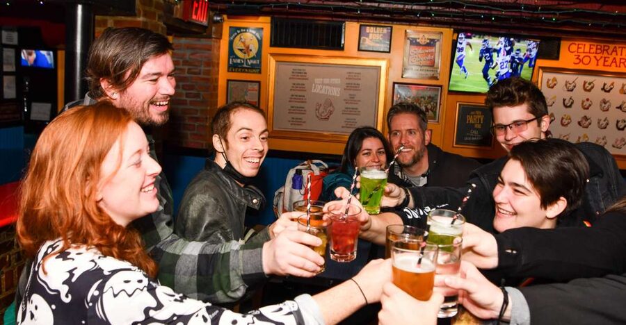 Washington DC: Ghosts Boos and Booze Haunted Pub Crawl - Finding the Old Ebbit Grill and starting with a lantern