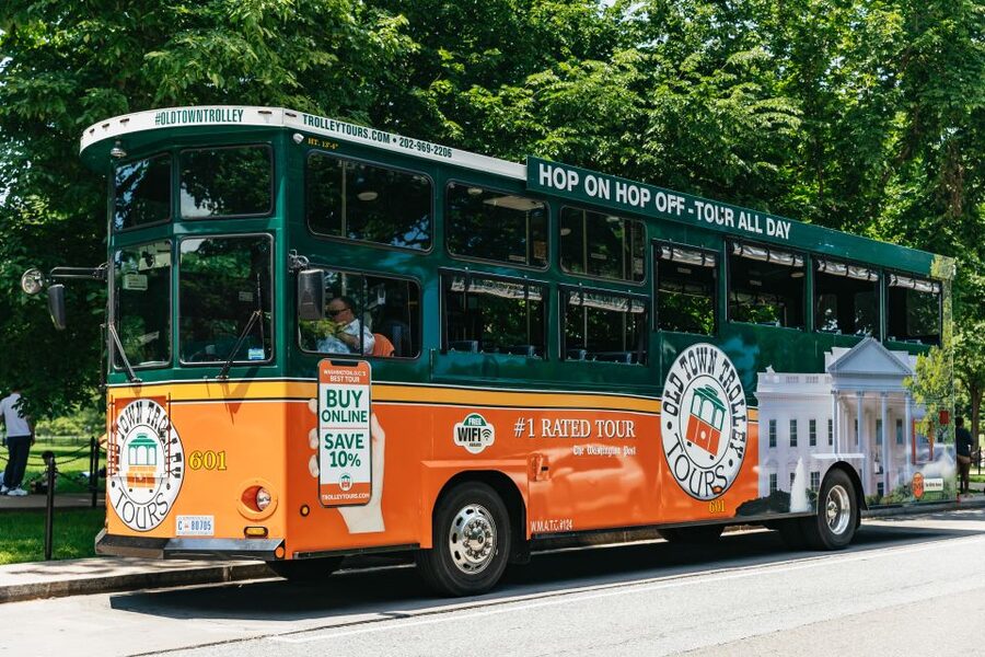 Washington, DC: Hop-On Hop-Off Old Town Trolley City Tour - National Mall classics: White House to Lincoln Memorial with real pacing