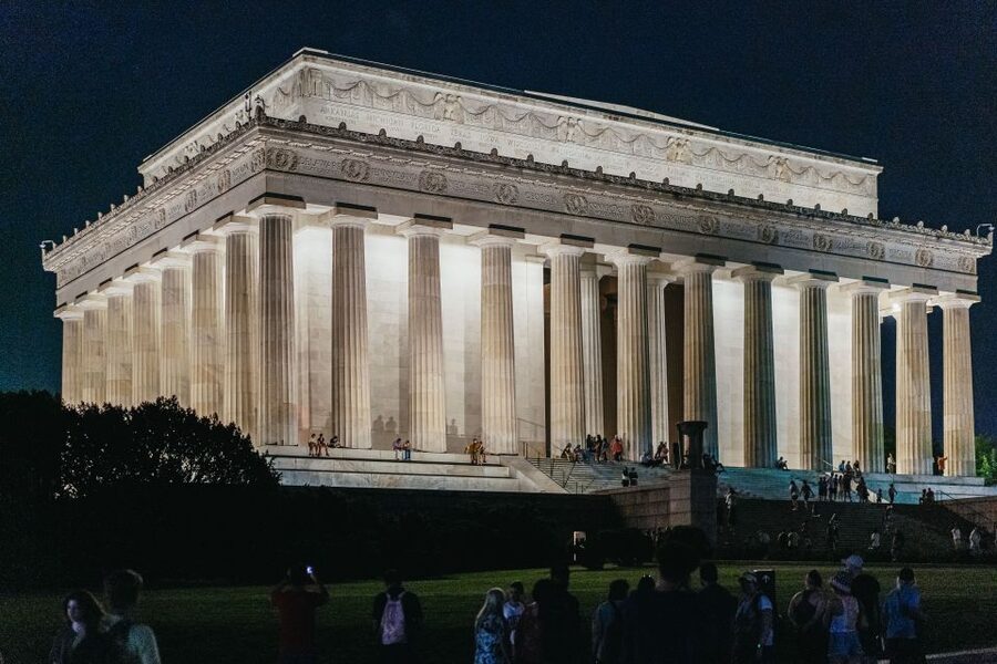 Washington DC: National Mall Night Bus Tour - The big memorial stretch: WWII, Washington Monument, and Jefferson