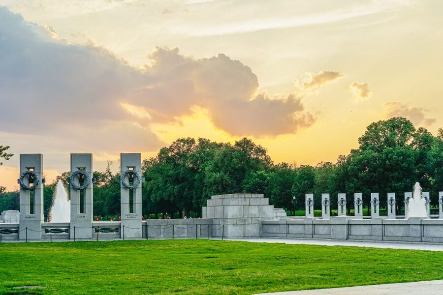 Washington DC: National Mall Night Bus Tour - Meeting at US Navy Memorial Plaza and choosing the right bus